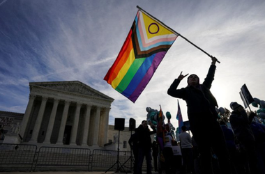 Congresul SUA adoptă o lege care protejează căsătoria între persoane de acelaşi sex, ”Respect for Marriage Act”, care abrogă legislaţii anterioare ce definesc căsătoria drept o uniune între un bărbat şi o femeie şi interzice stării civile să discrimineze cuplurile