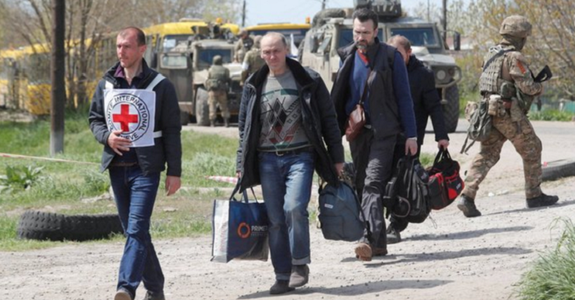 CICR anunţă că a avut recent acces la prizonieri de război ucraineni şi ruşi, cărora le-a distribuit cărţi, produse de igienă, pături şi haine călduroase. Alte vizite urmează să aibă loc până de sărbători