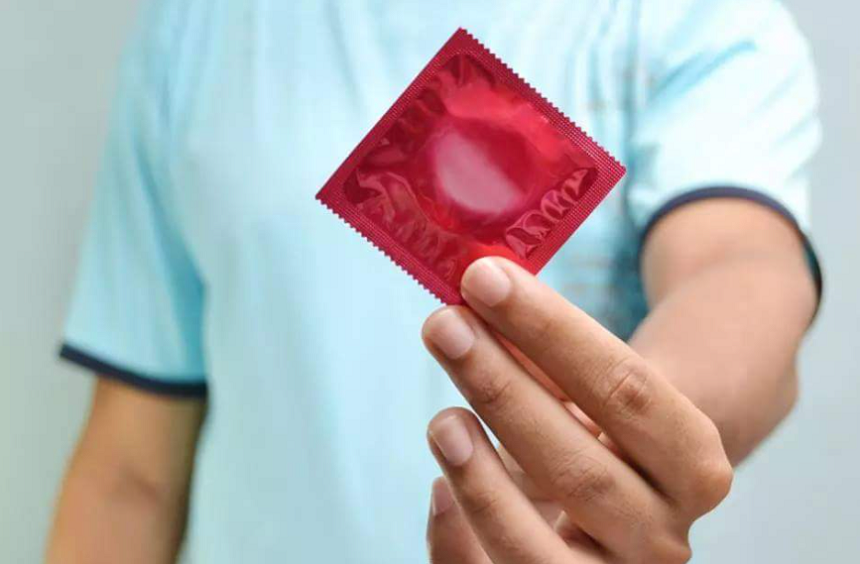 Macron anunţă "o mică revoluţie pentru contracepţie": Tinerii între 18 şi 25 de ani vor avea gratuitate la prezervative