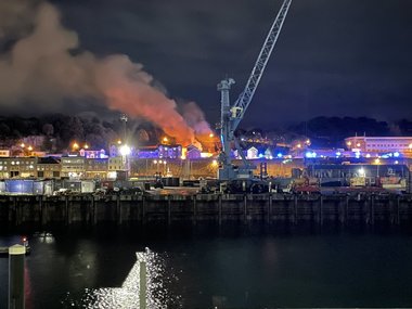 O clădire cu trei etaje s-a făcut una cu pământul după o explozie puternică, în Insula Jersey: un mort şi 12 dispăruţi - VIDEO