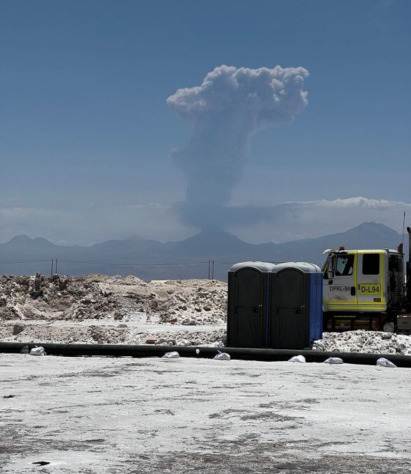 Chile: Avertismente din partea autorităţilor după ce vulcanul Lascar a început să erupă - VIDEO
