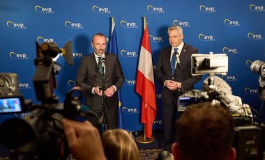 Liderul PPE, Manfred Weber: Situaţia din cauza afluxului necontrolat de imigranţi este inacceptabilă. Cancelarul Karl Nehammer are tot sprijinul nostru. Consiliul European trebuie să acţioneze