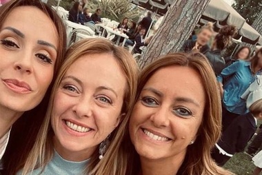 Trei morţi, după ce un bărbat a deschis focul într-o cafenea din Roma. Una dintre victime era o prietenă a premierului Giorgia Meloni