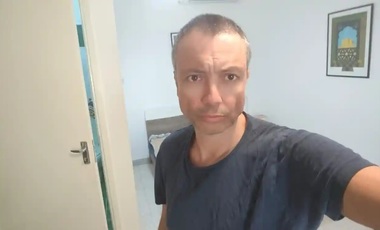 Un italian blocat de şase luni în ambasada de la Abu Dhabi o imploră pe Giorgia Meloni să îl aducă acasă. Bărbatul susţine că trăieşte ca-n "Ziua Cârtiţei" într-o cameră minusculă din sediul reprezentanţei diplomatice