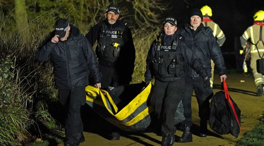 Trei dintre patru copii scoşi în stop cardiac din Lacul Solihull, în centrul Angliei, au murit, anunţă poliţia. Al patrulea, ”în stare critică la spital”. Căutări continuă, după ce martori au declarat că şase persoane au căzut în apă