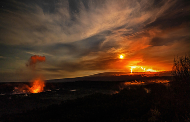 Cel mai mare vulcan din lume, care a început recent să erupă după o pauză de 40 de ani, s-a liniştit / La apogeul erupţiei, Mauna Loa a aruncat fântâni de lavă de 60 de metri 