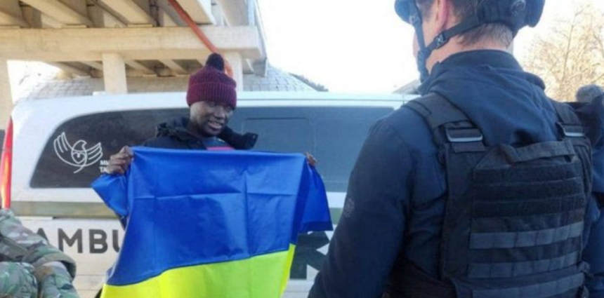 Şaizeci şi patru de ucraineni şi un deţinut american, eliberaţi într-un schimb de prizonieri între Kiev şi Moscova