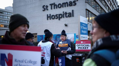 Infirmierele britanice, într-o grevă fără precedent, prima în cei 106 ani de istorie a Sindicatului Royal College of Nursing