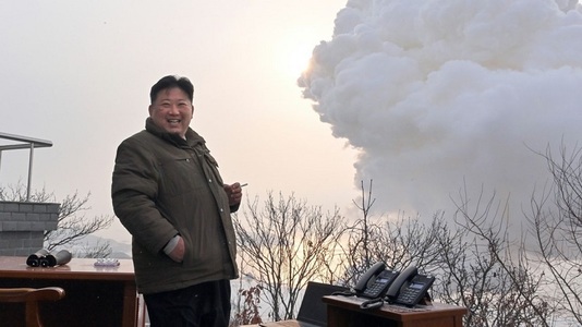 Coreea de Nord a anunţat că a testat cu succes un motor de rachetă alimentat cu combustibil solid, evoluţie considerată semnificativă în ceea ce priveşte utilizarea rachetelor balistice intercontinentale