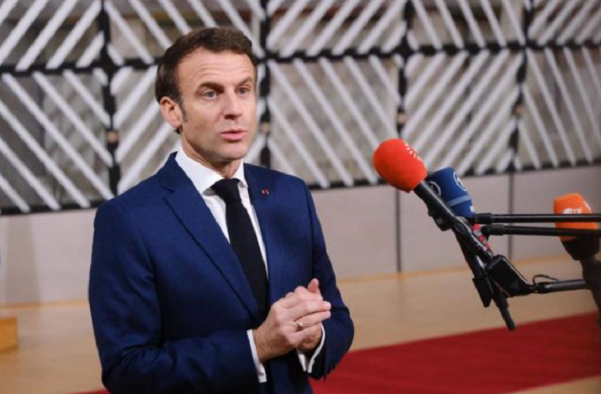 Macron vrea să-i ceară lui Putin o încetare a atacurilor şi bombardamentelor cu drone. ”Nu aceasta este natura operaţiunii speciale pe care a lansat-o, a războiului pe care l-a lansat la început, care era o cucerire teritorială”, îi reproşează el lui Putin