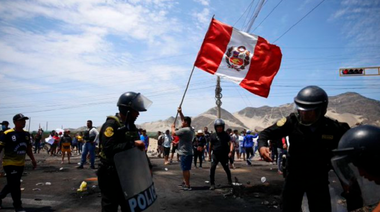 Fostul preşedinte peruan Pedro Castillo, menţinut în detenţie timp de 18 luni, hotărăşte Curtea Supremă. Contestarea se amplifică în Peru, în pofida instituirii stării de urgenţă