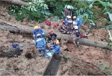 Cel puţin 21 de persoane, între care cinci copii, au murit după o alunecare de teren, în Malaysia/ Căutările continuă, 12 oameni fiind încă daţi dispăruţi