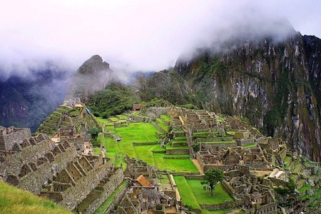 Sute de turişti sunt blocaţi la Machu Picchu, în contextul protestelor din Peru