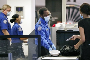 Un număr record de arme de foc au fost confiscate de la pasagerii aeroporturilor americane în 2022