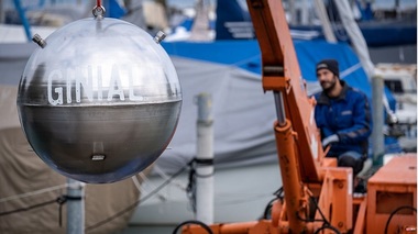 O bilă uriaşă de 800 de kilograme, plină cu gin, a dispărut de pe fundul lacului Constance din Elveţia