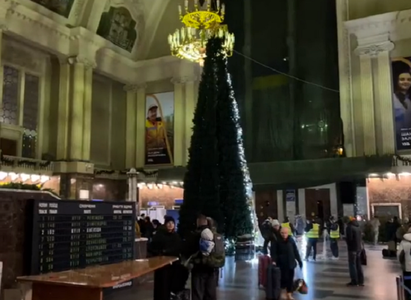 Călători pedalează, în Gara din Kiev, pentru a ilumina bradul de Crăciun