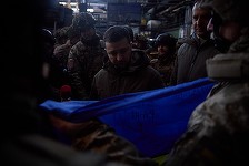 Zelenski îi duce lui Biden un steag semnat de soldaţii de la Bahmut - FOTO