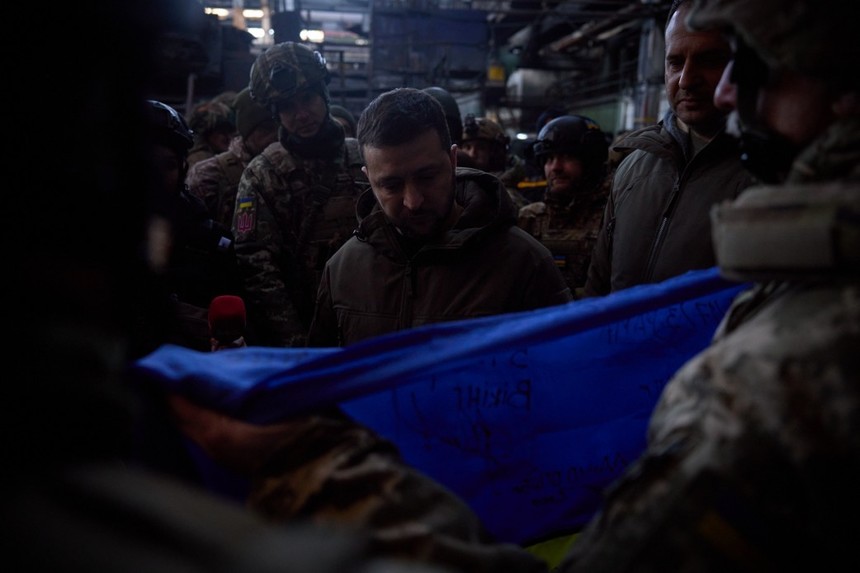 Zelenski îi duce lui Biden un steag semnat de soldaţii de la Bahmut - FOTO