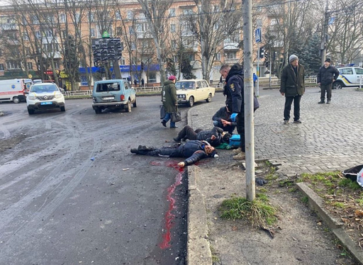 Cel puţin 5 morţi şi 20 de răniţi în Herson în Ajunul Crăciunului, la împlinirea a zece luni de război rus în Ucraina. ”Asta e teroare, e ucidere pentru a intimida şi a-ţi (satisface) plăcerea”, denunţă Zelenski şi postează imagini cu amploarea pagubelor