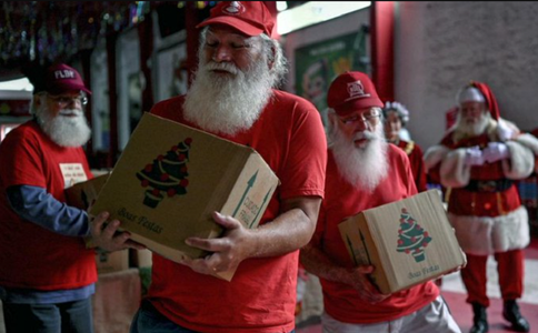 Moş Crăciunii primesc şi ei cadouri, la Rio de Janeiro, de care au nevoie după pandemia covid-19