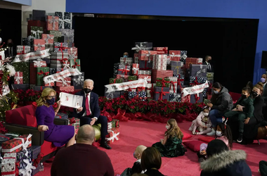 Jill şi Joe Biden citesc poveşti de Crăciun copiilor bolnavi de la Children’s National Hospital, la Washington