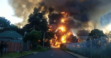Cel puţin nouă morţi şi 40 de răniţi în Africa de Sud, în explozia unui camion plin cu GPL, blocat sub un pod pe sub care era prea înalt să treacă, la est de Johannesburg