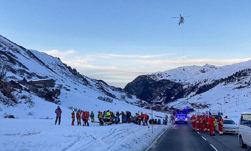 Zece persoane, prinse de o avalanşă pe domeniul schiabil Lech Zürz, în Austria. O persoană salvată, restul căutate cu elicoptere şi echipe cu câini special antrenaţi. Salvatorii au avertizat cu privire la riscul avalanşelor, din cauza dezgheţului