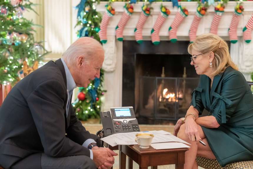 Joe Biden şi soţia sa Jill au petrecut un Crăciun liniştit la Casa Albă. Ei au vorbit cu membri ai armatei americane staţionaţi în diverse zone ale lumii