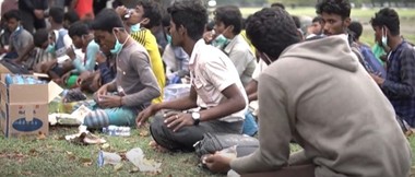 O ambarcaţiune care transporta peste 180 de solicitanţi de azil Rohingya, o minoritate etnică persecutată în Myanmar, şi care a plutit în derivă mai multe săptămâni, a acostat în Indonezia