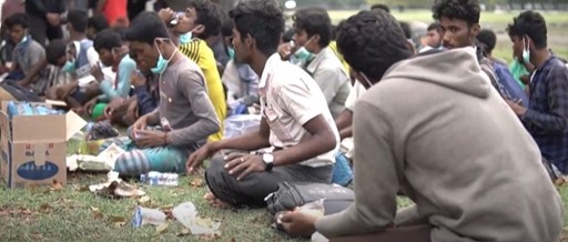 O ambarcaţiune care transporta peste 180 de solicitanţi de azil Rohingya, o minoritate etnică persecutată în Myanmar, şi care a plutit în derivă mai multe săptămâni, a acostat în Indonezia