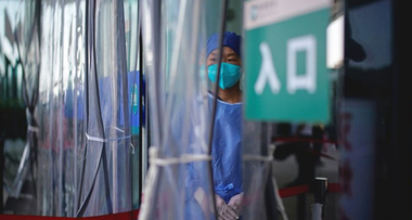 O subvariantă a omicron, BF.7, descoperită în China, majoritară la Beijing de la începutul lui decembrie. BF.7, mult mai contagioasă decât omicron, provoacă aceleaşi simptome ca omicron