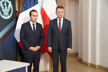 Franţa îi vinde Poloniei doi sateliţi de observare