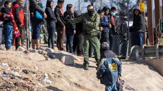 Curtea Supremă a SUA a menţinut o măsură privind blocarea migranţilor la frontieră