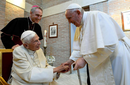 Papa Francisc anunţă că Benedict al XVI-lea este ”grav bolnav” şi că se roagă pentru el