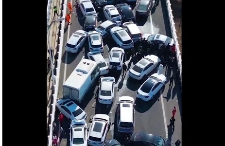 Coliziune în lanţ cu peste 200 de vehicule, din cauza ceţii, pe un pod din China - VIDEO