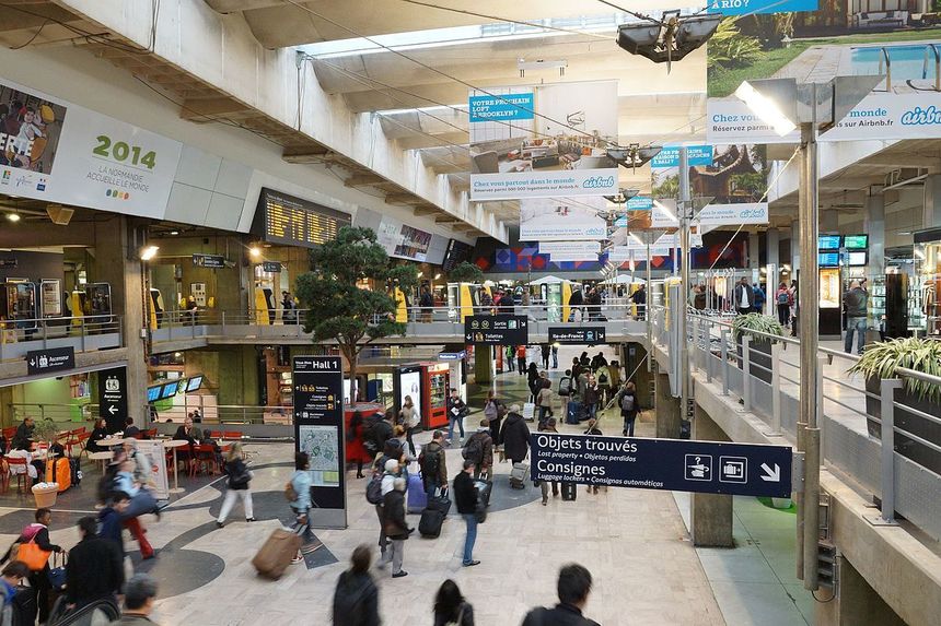 Doi suspecţi de terorism, care voiau „să arunce totul în aer”, au fost arestaţi în gara Montparnasse din Paris