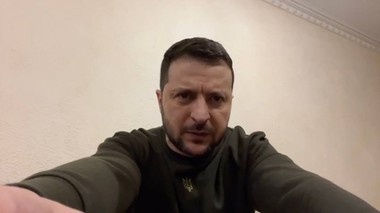 În ultimul discurs din 2022, Zelenski a avut un mesaj şi pentru ruşi, transmis în limba rusă: „El se ascunde în spatele vostru şi vă pârjoleşte ţara şi viitorul”