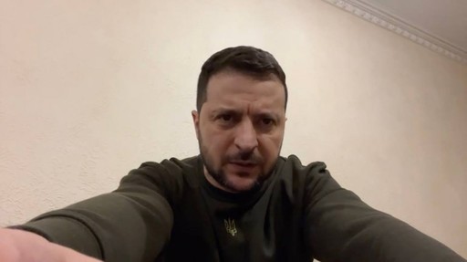 În ultimul discurs din 2022, Zelenski a avut un mesaj şi pentru ruşi, transmis în limba rusă: „El se ascunde în spatele vostru şi vă pârjoleşte ţara şi viitorul”