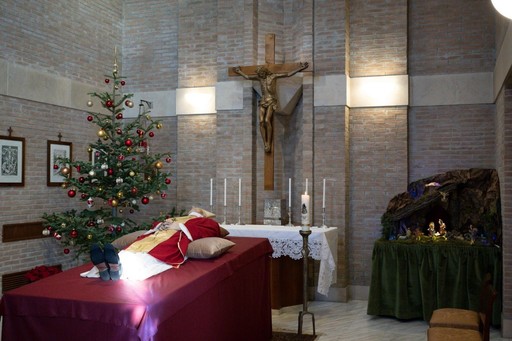 Vaticanul a făcut publice primele fotografii cu trupul neînsufleţit al Papei emerit Benedict al XVI-lea