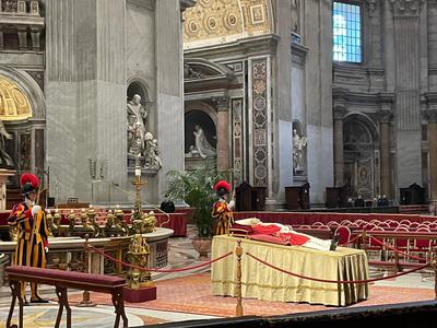 Mii de oameni s-au strâns la Vatican pentru a trece pe la catafalcul Papei emerit Benedict al XVI-lea