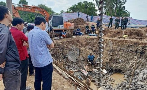 Sute de salvatori încearcă să scoată un copil căzut de două zile într-un spaţiu strâmt şi adânc de 35 de metri, în Vietnam
