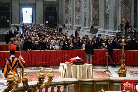 65.000 de persoane i-au adus luni un ultim omagiu fostului papă Benedict al XVI-lea - FOTO, VIDEO