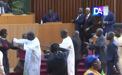 Deputaţi senegalezi încarceraţi pentru că au atacat o legiuitoare însărcinată în Parlament
