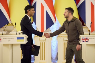 Premierul Rishi Sunak a vorbit la telefon cu Volodimir Zelenski şi i-a promis sprijin pe termen lung