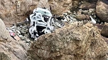 Un bărbat din California a fost arestat pentru tentativă de omor, după ce ar fi prăbuşit intenţionat de pe o stâncă o maşină Tesla cu o femeie şi doi copii înăuntru. Cei patru au supravieţuit miraculos căderii de la o înălţime de aproape 100 de metri