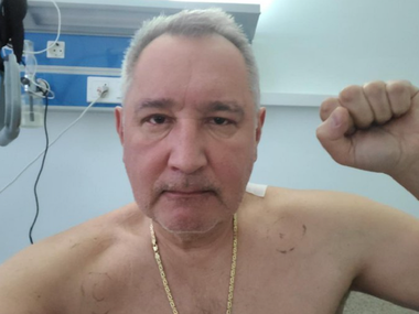 Rogozin îi trimite lui Macron şrapnelul care l-a rănit la umărul stâng, la Doneţk, în timp ce-şi sărbătorea ziua de naştere la un hotel. ”Toate victimele noastre sunt pe conştiinţa voastră”, ”nimeni nu va scăpa de responsabilitatea crimelor de război”, îi transmite el