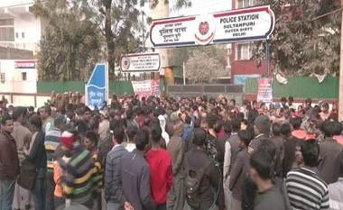 Proteste furioase au izbucnit în India, pentru a cere dreptate pentru o tânără omorâtă şi târâtă de o maşină pe străzile capitalei - VIDEO