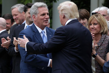 Trump le cere celor 20 de aleşi trumpişti care nu l-au susţinut pe Kevin McCarthy să-l voteze la conducerea Camerei Reprezentanţilor