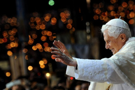 Papa Francisc va oficia funeraliile predecesorului său Benedict al XVI-lea