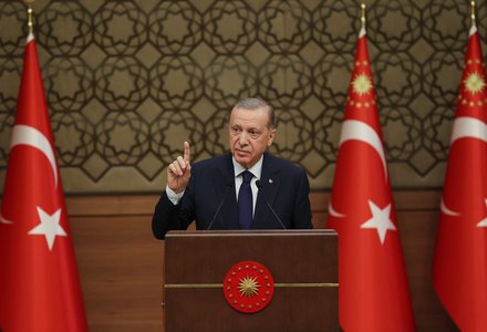 Erdogan a vorbit cu Putin la telefon: Eforturile de pace ar trebui susţinute de o declarare "unilaterală" a încetării focului